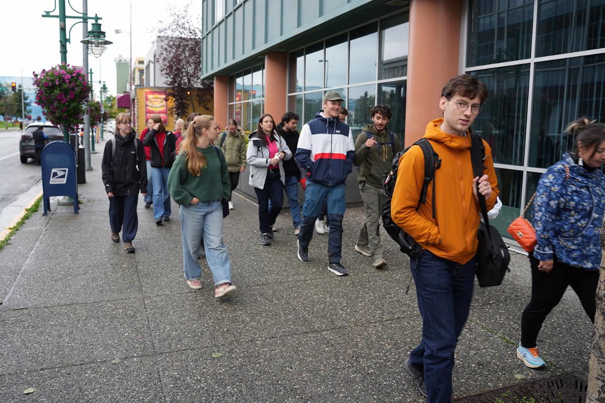 Personer går i en gate